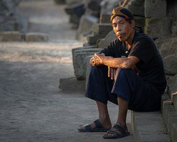 Guard at the Candi Plaosan temple by Anges van der Logt