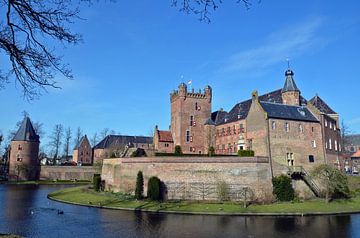 Blauwe hemel met kasteel in Gelderland van Jaimy Buunk
