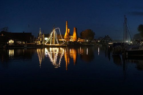 De Kalkovens reflectie in de Haven van Huizen