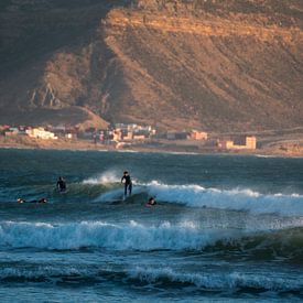 Surfers in Imsouane, Marokko van Dayenne van Peperstraten