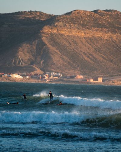 Surfers in Imsouane, Marokko van Dayenne van Peperstraten