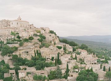 Skyline von Gordes in der Provence, analoges Foto von Alexandra Vonk