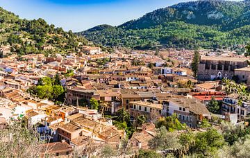 Panoramablick über das mediterrane Dorf Esporles von Alex Winter