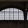 Section de fenêtre d'une usine industrielle abandonnée sur Robin Jongerden