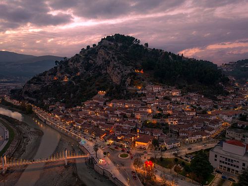 Berat bij Avondlicht – De Stad van Duizend Ramen