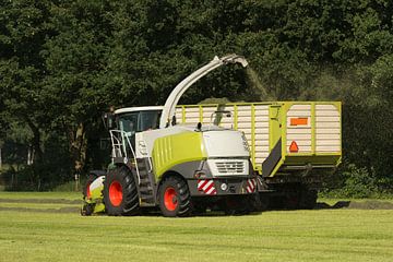 hakselaar en transport van gras met tractor en wagen