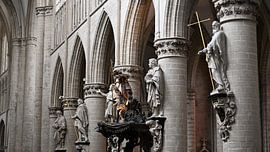 Steinerne Stille in der Kathedrale von Bambi Lu