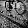 De fietser in de Nobelstraat in de binnenstad van Utrecht. van André Blom Fotografie Utrecht