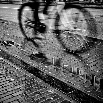 De fietser in de Nobelstraat in de binnenstad van Utrecht.