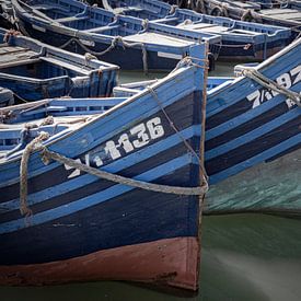 Fischerboote in Essaouira von Guido Rooseleer