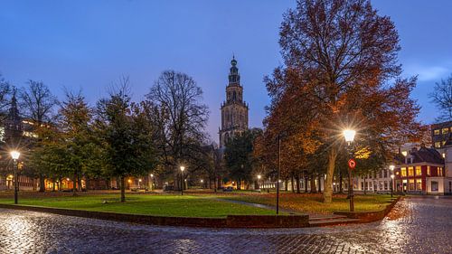 Martinikerkhof Groningen tijdens blauw uur