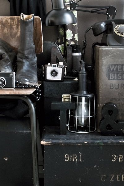 Foto eines Stillebens mit Retro-/Vintage-Material in Braun und Schwarz. von Therese Brals
