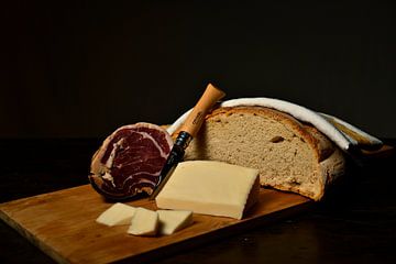 Stillleben Brot, Schinken und Käse von Lies Nierop Fotografie