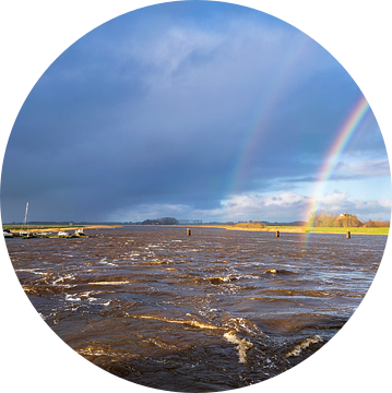 Regenboog boven het hoge water van het Reitdiep in Groningen