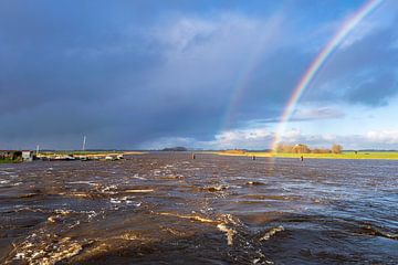 Regenbogen über dem Hochwasser des Reitdiep in Groningen