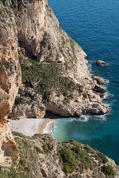 Klippen und ruhige Bucht an der Mittelmeerküste