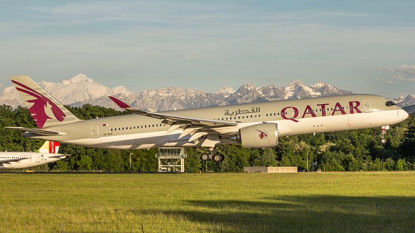 Qatar airways Airbus 350 landt op Geneve met de Mont Blanc op de achtergrond von Dennis Dieleman