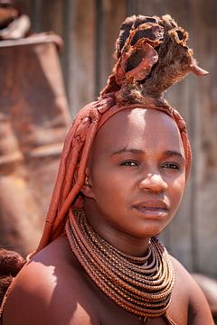 Himba vrouw met traditioneel rood schilderij