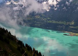 Green mountains and blue lakes in Switzerland by Yara Terpsma