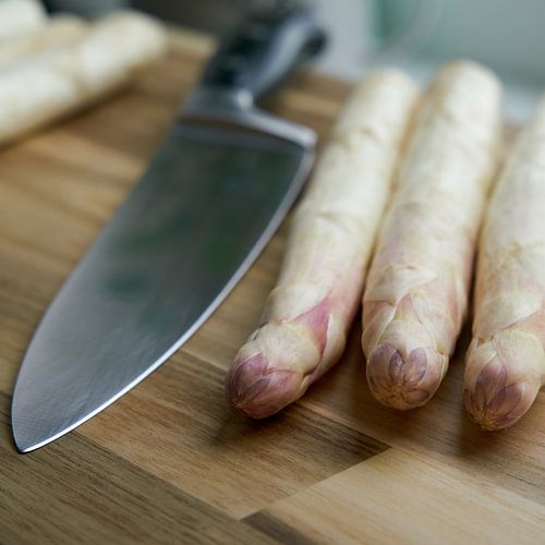 Verse witte asperges in de keuken