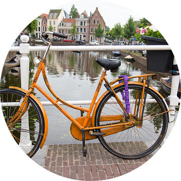 Oranje fiets op brug Rapenburg Leiden van Carel van der Lippe
