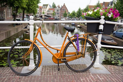 Oranje fiets op brug Rapenburg Leiden