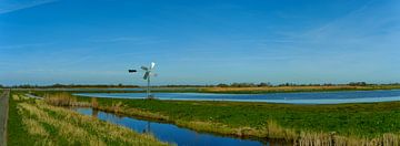 Waterrijk panorama met authentieke windmolen in de Eilandspolder van Photo Henk van Dijk