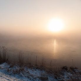 Sunrise on the river Linge. sur Jaco Visser