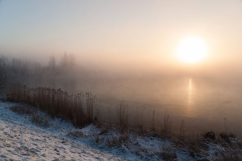 Sunrise on the river Linge. by Jaco Visser