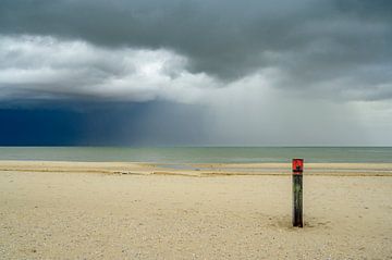 Zonsopgang op het strand van Texel met storm