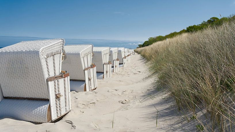 Beach chairs on the beach of Kühlungsborn by Heiko Kueverling