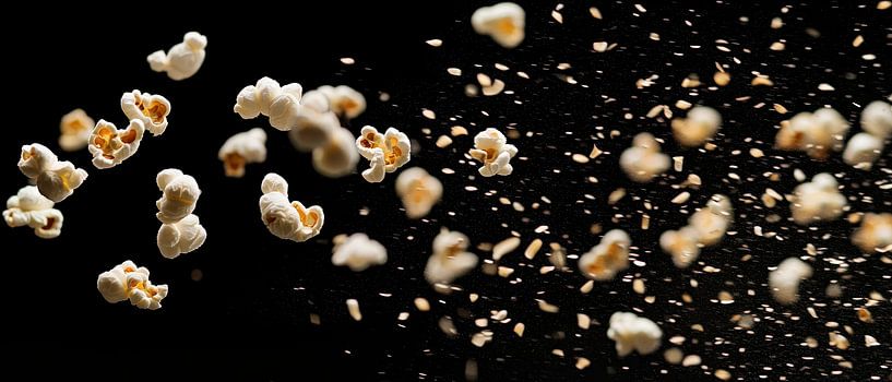 Luftige Popcornexplosion auf Schwarz von Poster Art Shop