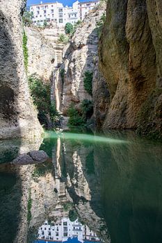 Schlucht von Ronda mit Spiegelung von Felsen und Gebäuden