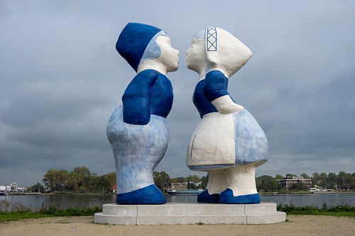 Kissing couple in Amsterdam