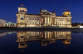 Reichstag met volledige reflectie van Frank Herrmann