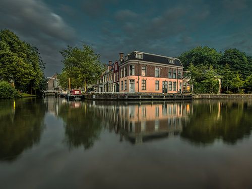 De EEbuurt in Leeuwarden vlak voor het echt donker wordt