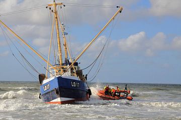 Ameland/Bootje op het strand van Rinnie Wijnstra