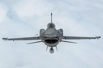 Prachtig silhouet! Recht van voren gefotografeerd, de Lockheed Martin F-16C Fighting Falcon van het  van Jaap van den Berg