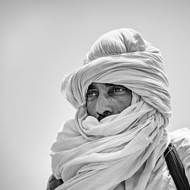 Un Berbère au Moussem de Tantan, au Maroc sur Ron van der Stappen