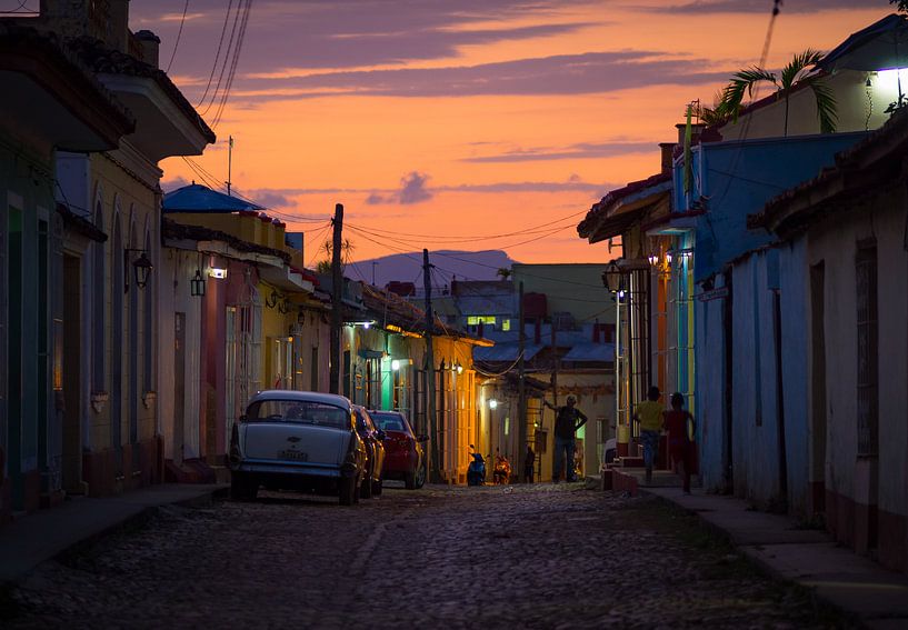 Coucher de soleil dans une rue colorée à Trinidad | Cuba photographie de voyage par Teun Janssen