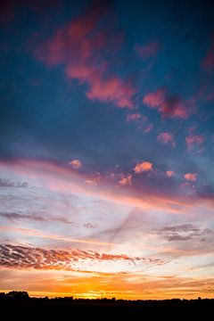 Zonsondergang  op een dijkje in west friesland van Lindy Schenk-Smit