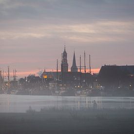 Stadtansicht von Kampen im Nebel. von Evert Jan Kip