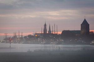 Stadtansicht von Kampen im Nebel.