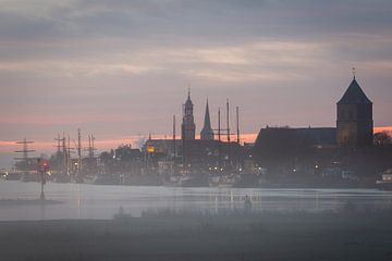 Stadtansicht von Kampen im Nebel. von Evert Jan Kip