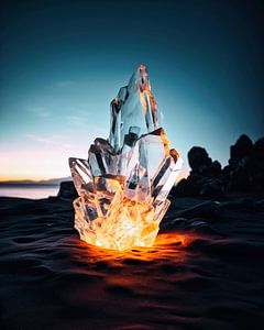 Eiskristall am Strand bei Sonnenaufgang
