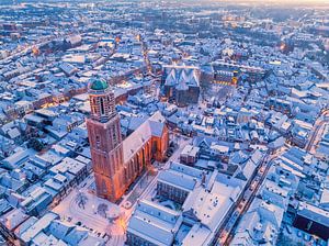 Zwolle Peperbus Kirchturm während eines kalten Wintersonnenaufgangs