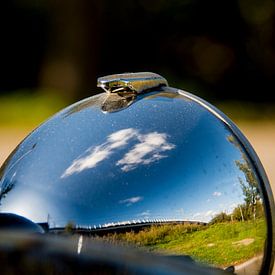 Wolken im Scheinwerfer einer Zitrone 2cv von Frank Hensen