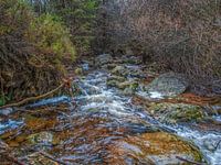 Stromend rivier tussen de bergen