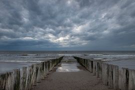 Strandpalen aan het strand van Zoutelande van Gerben van Buiten