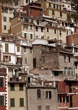Warme, zachte kleuren in Cinque Terre, Italië. van BY MIRNA